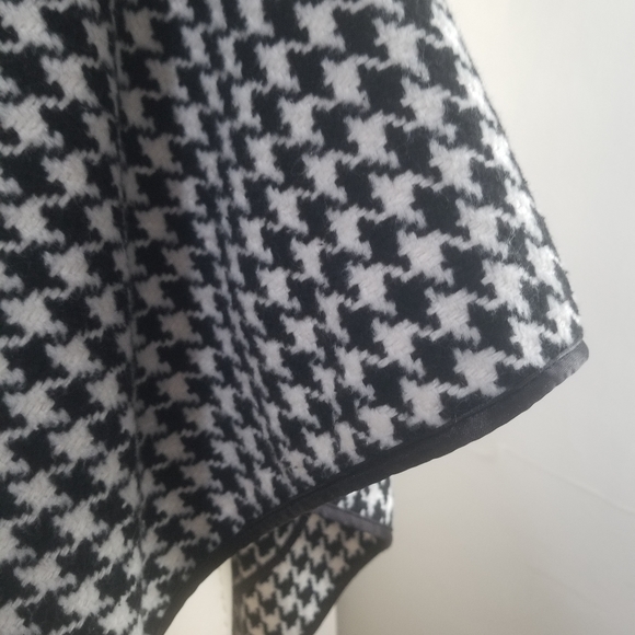Classic Black and white wool cape - Picture 8 of 8